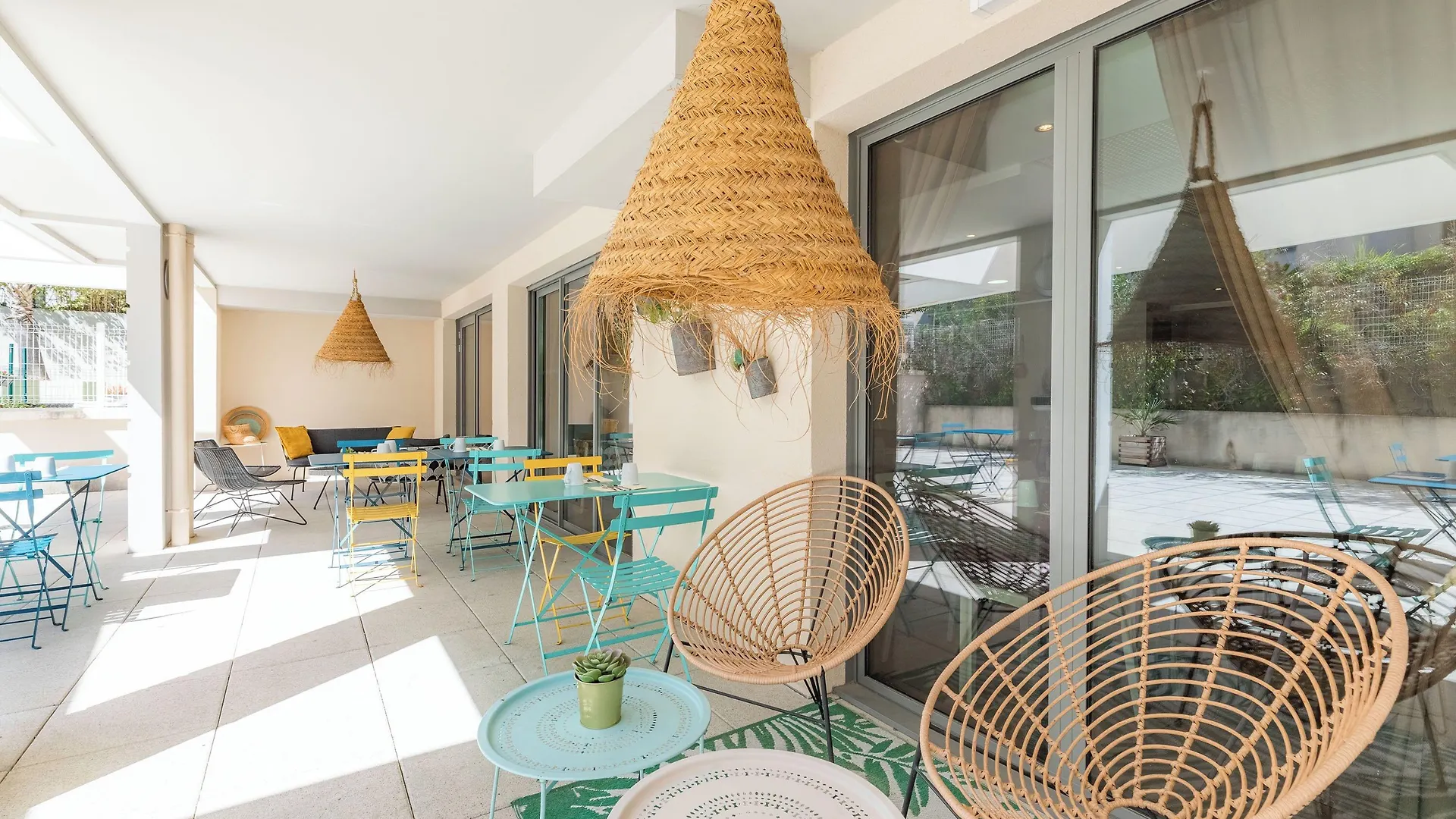 4 Hôtels Centraux à Réserver près d'Aqualand Cyr Sur Mer